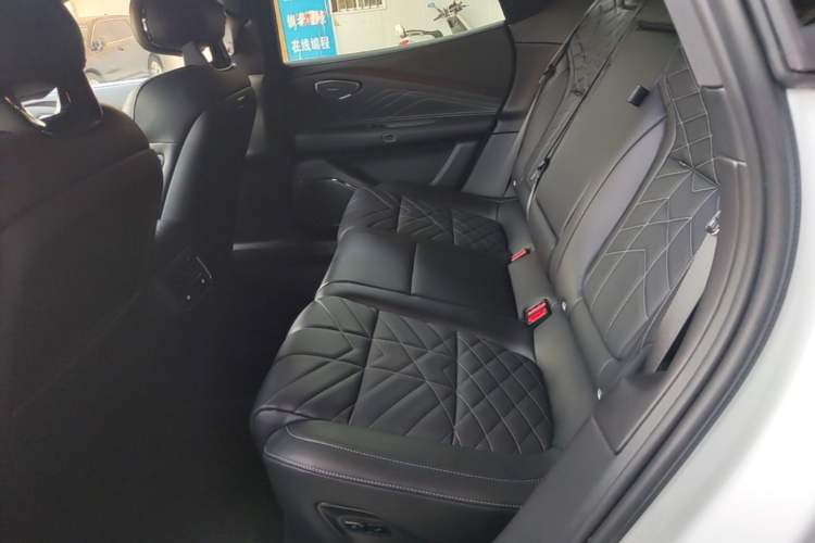 Used Lynk & Co 10 EM-P 2025 Facelifted Model 120 All-Wheel Drive Ultra Left Rear Seat