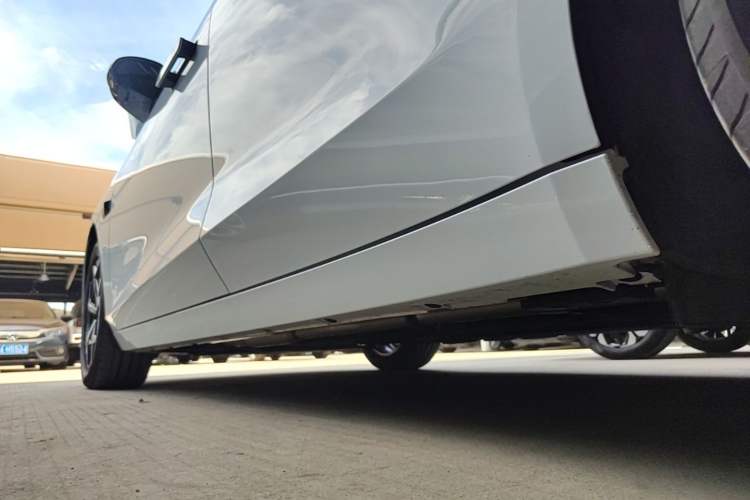Used Lynk & Co 10 EM-P 2025 Facelifted Model 120 All-Wheel Drive Ultra Left Side Sill