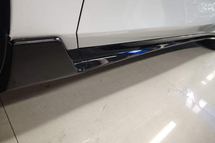 Used Lynk & Co 10 EM-P 2025 Facelifted Model 120 All-Wheel Drive Ultra Left Side Sill