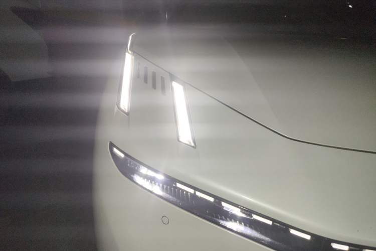 Used Lynk & Co 10 EM-P 2025 Model 120 Four-Wheel Drive Ultra Right Front Headlight