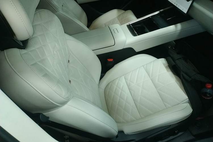 Used Lynk & Co 10 EM-P 2025 Model 240 All-Wheel Drive Ultra—Sport Edition Right Front Seat
