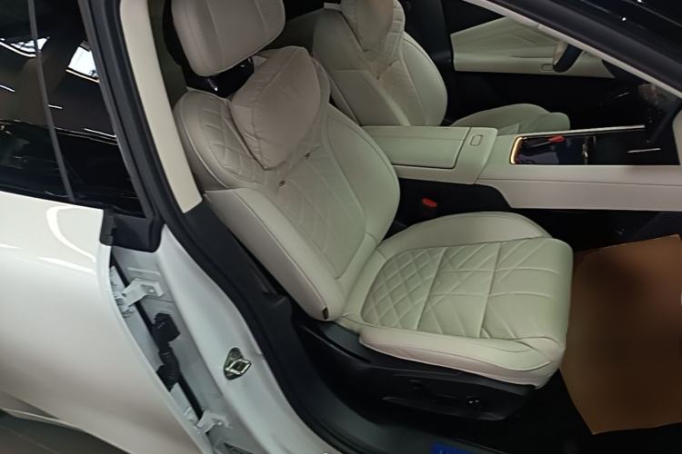 Used Lynk & Co 10 EM-P 2025 Facelifted Model 120 All-Wheel Drive Ultra Right Front Seat