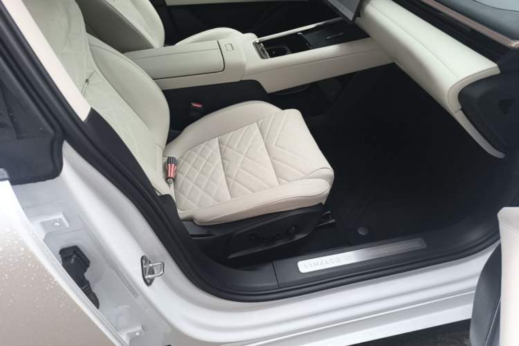 Used Lynk & Co 10 EM-P 2025 Model 240 Four-Wheel Drive Ultra Right Front Seat