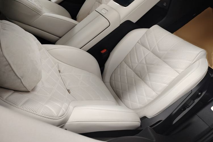 Used Lynk & Co 10 EM-P 2025 Facelifted Model 120 All-Wheel Drive Ultra Right Front Seat