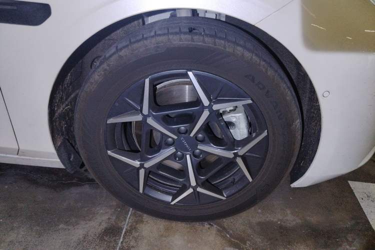 Used Lynk & Co 10 EM-P 2025 Facelifted Model 120 All-Wheel Drive Ultra Right Front Wheel Hub