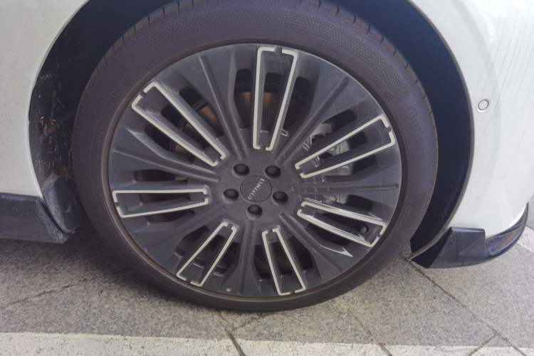 Used Lynk & Co 10 EM-P 2025 Facelifted Model 120 All-Wheel Drive Ultra Right Front Wheel Hub