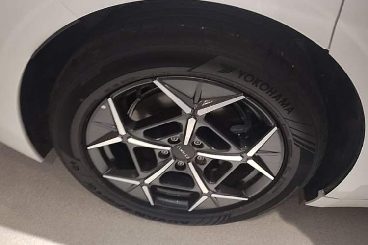 Used Lynk & Co 10 EM-P 2025 Model 120 Four-Wheel Drive Ultra Right Rear Wheel Hub