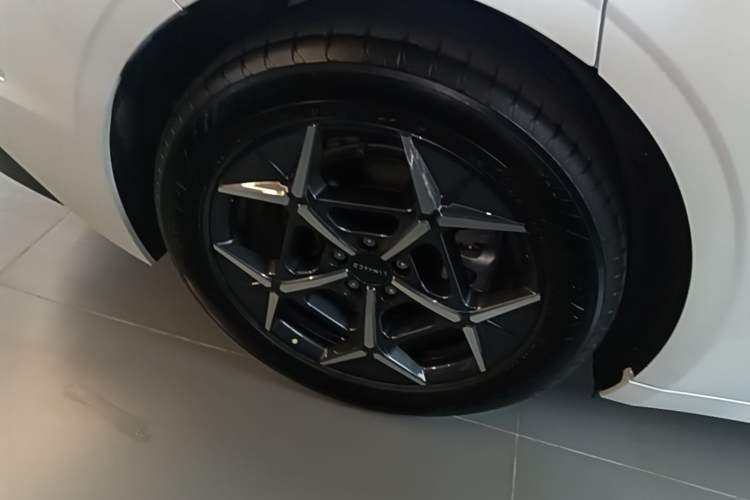Used Lynk & Co 10 EM-P 2025 Facelifted Model 120 All-Wheel Drive Ultra Right Rear Wheel Hub