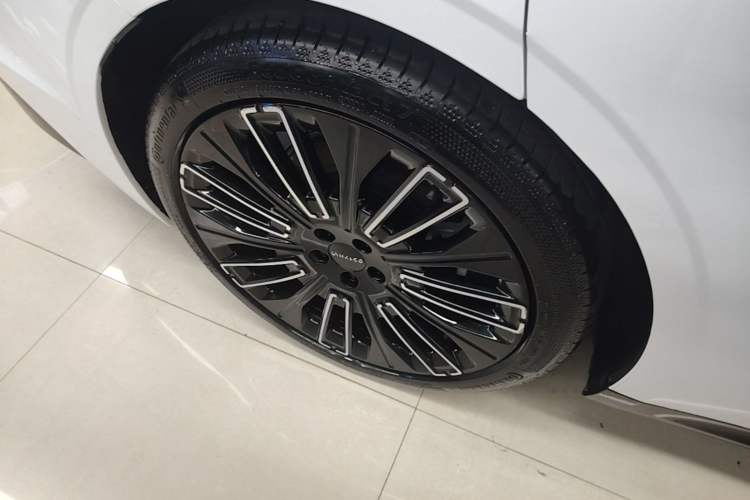 Used Lynk & Co 10 EM-P 2025 Facelifted Model 120 All-Wheel Drive Ultra Right Rear Wheel Hub