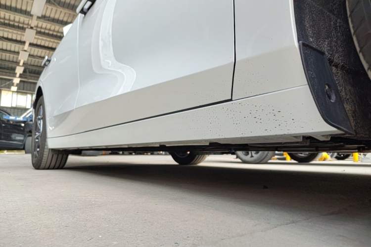 Used Lynk & Co 10 EM-P 2025 Facelifted Model 120 All-Wheel Drive Ultra Right Side Sill