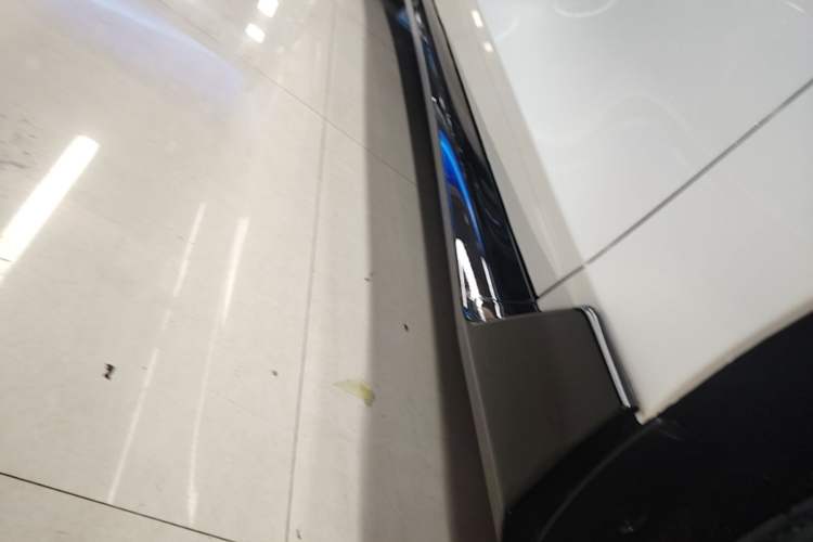 Used Lynk & Co 10 EM-P 2025 Facelifted Model 120 All-Wheel Drive Ultra Right Side Sill