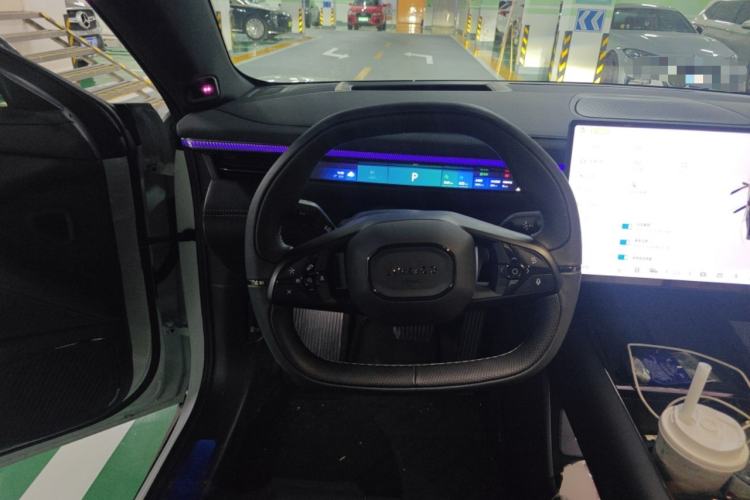 Used Lynk & Co 10 EM-P 2025 Facelifted Model 240 All-Wheel Drive Ultra Steering Wheel