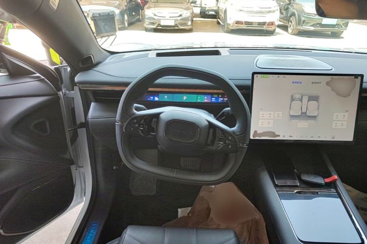 Used Lynk & Co 10 EM-P 2025 Facelifted Model 120 All-Wheel Drive Ultra Steering Wheel