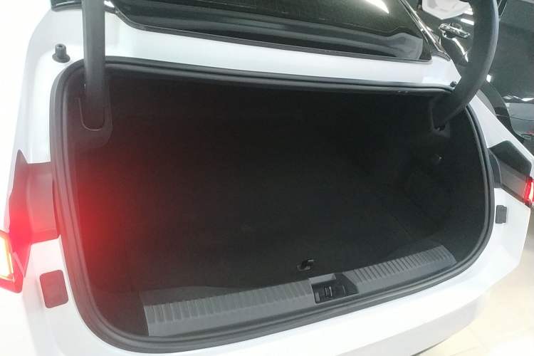 Used Lynk & Co 10 EM-P 2025 Model 240 All-Wheel Drive Ultra—Sport Edition Trunk