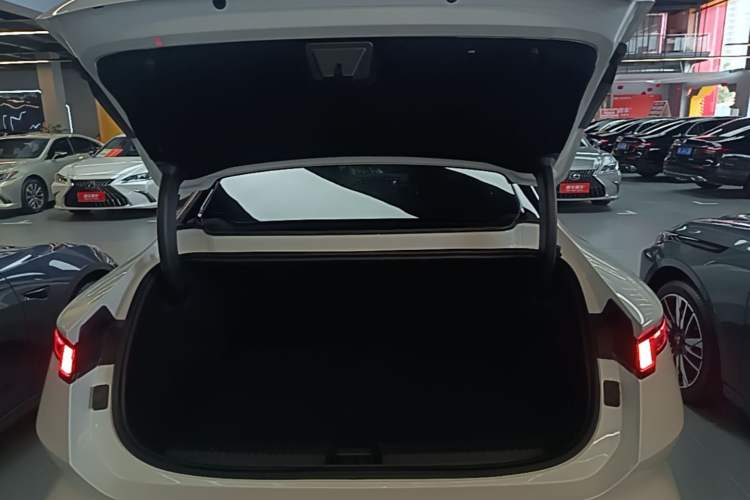 Used Lynk & Co 10 EM-P 2025 Facelifted Model 120 All-Wheel Drive Ultra Trunk
