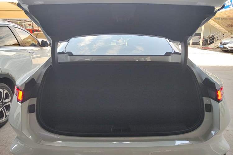 Used Lynk & Co 10 EM-P 2025 Facelifted Model 120 All-Wheel Drive Ultra Trunk