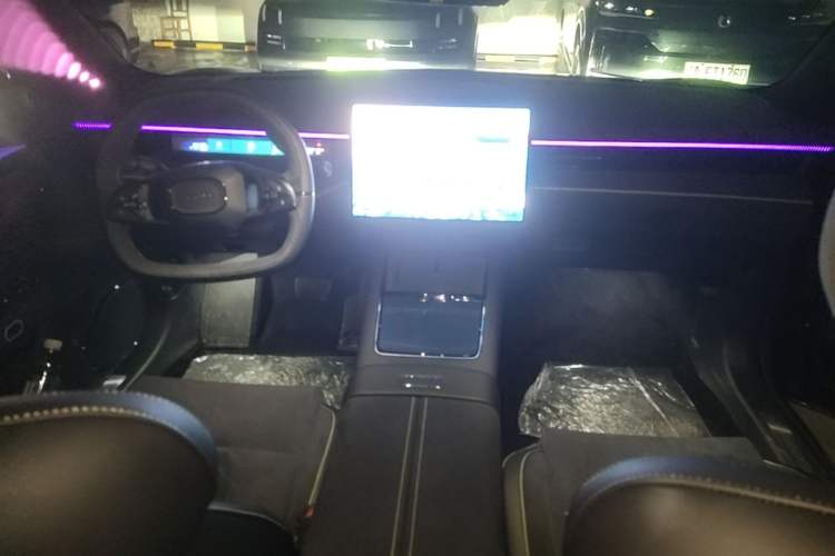 Used Lynk & Co 10 EM-P 2025 Model 240 All-Wheel Drive Ultra—Sport Edition Center Console