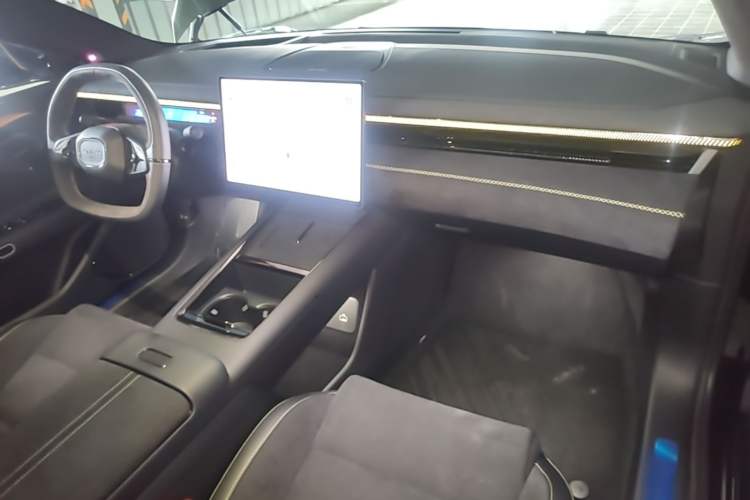 Used Lynk & Co 10 EM-P 2025 Model 240 All-Wheel Drive Ultra—Sport Edition Center Console
