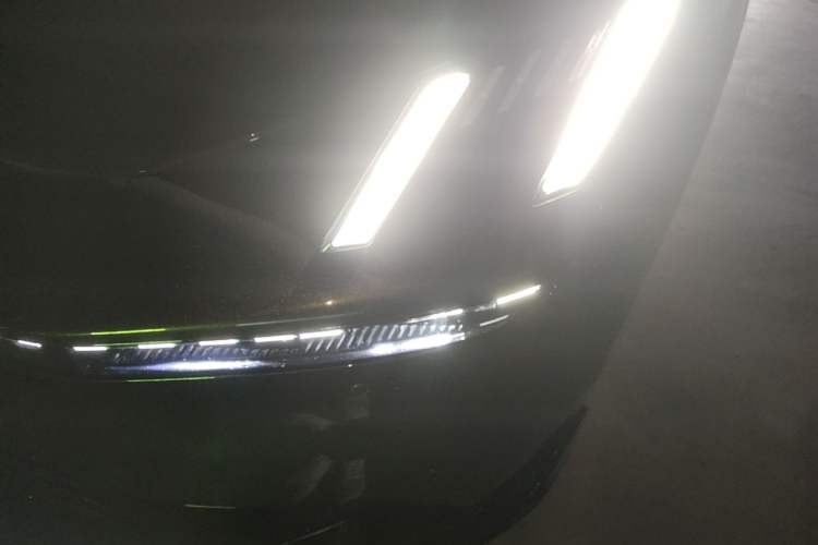 Used Lynk & Co 10 EM-P 2025 Model 240 All-Wheel Drive Ultra—Sport Edition Left Front Headlight