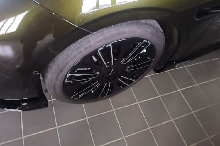 Used Lynk & Co 10 EM-P 2025 Model 240 All-Wheel Drive Ultra—Sport Edition Left Front Wheel Hub