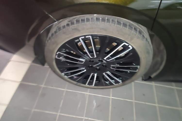 Used Lynk & Co 10 EM-P 2025 Model 240 All-Wheel Drive Ultra—Sport Edition Right Rear Wheel Hub