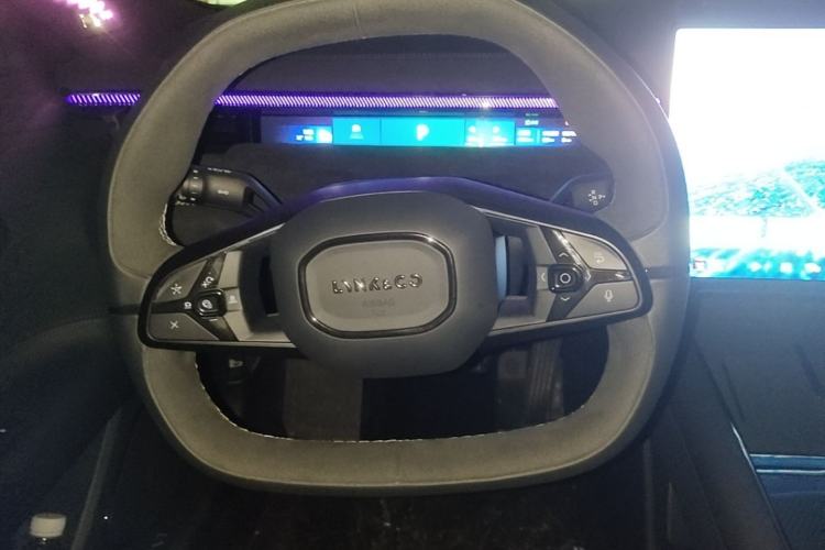 Used Lynk & Co 10 EM-P 2025 Model 240 All-Wheel Drive Ultra—Sport Edition Steering Wheel