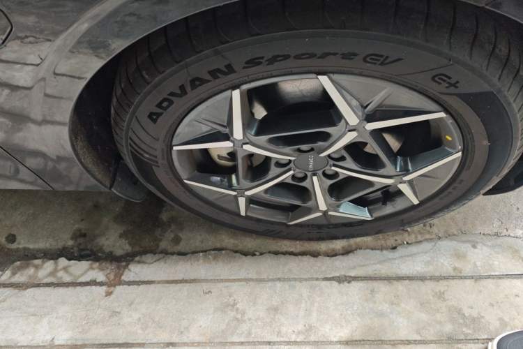 Used Lynk & Co 10 EM-P 2026 Model, Pure Electric 816 Ultra-Long-Range Version Right Front Wheel Hub