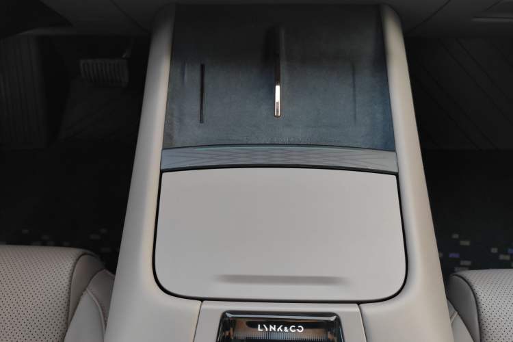 Used Lynk & Co Z10 2025 95 kWh 766 km Range Rear-Wheel Drive Max Audio And AC Panel
