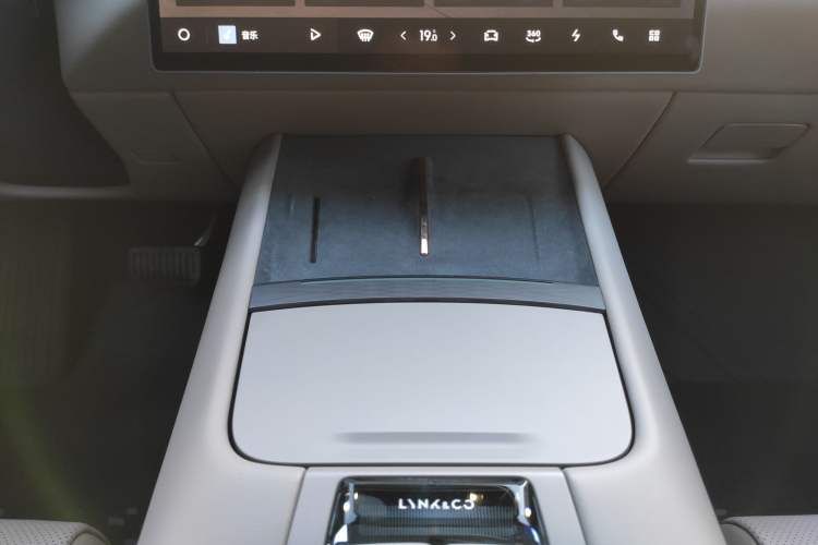 Used Lynk & Co Z10 2025 95 kWh 766 km Range Rear-Wheel Drive Max Audio And AC Panel