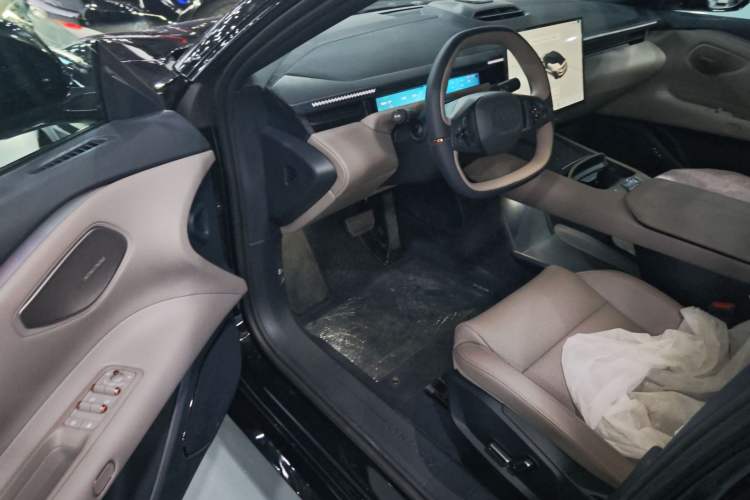 Used Lynk & Co Z10 2025 71 kWh 602 km Range Rear-Wheel Drive Pro Driver Seat