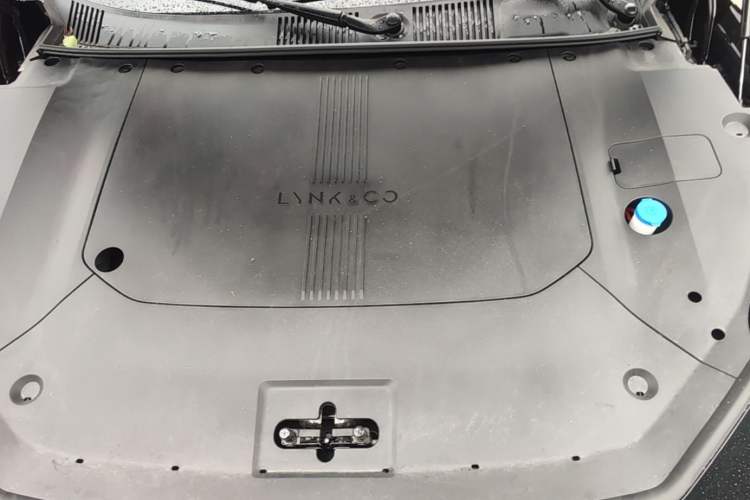 Used Lynk & Co Z10 2025 95 kWh 766 km Range Rear-Wheel Drive Max Engine Bay