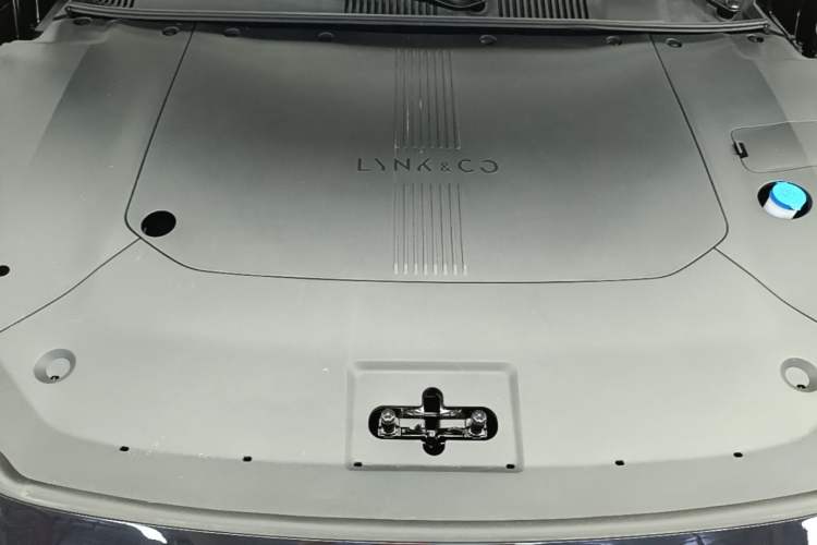 Used Lynk & Co Z10 2025 95 kWh 766 km Range Rear-Wheel Drive Max Engine Bay