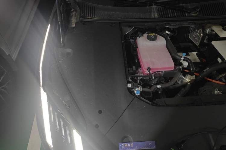 Used Lynk & Co Z10 2025 95 kWh 806 km Range Rear-Wheel Drive Advanced Driver-Assistance System Max Engine Bay Right