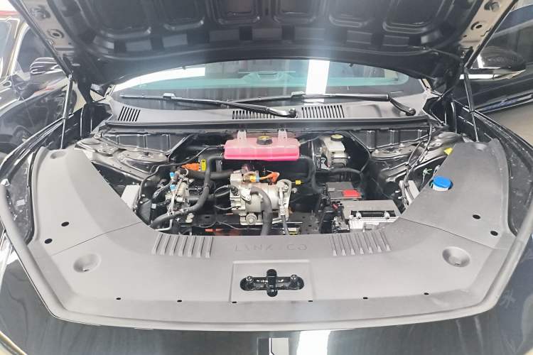 Used Lynk & Co Z10 2025 71 kWh 602 km Range Rear-Wheel Drive Pro Engine Bay