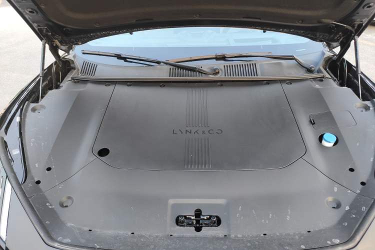 Used Lynk & Co Z10 2025 95 kWh 766 km Range Rear-Wheel Drive Max Engine Bay