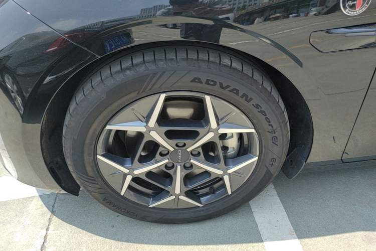 Used Lynk & Co Z10 2025 STARBUFF 95 kWh 766 km Range Rear-Wheel Drive Exterior 4