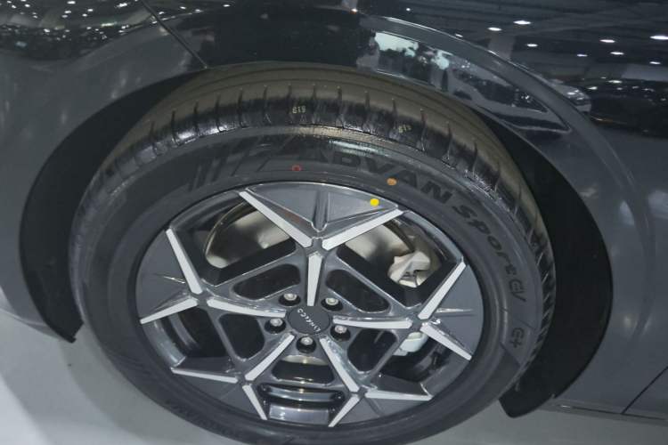 Used Lynk & Co Z10 2025 71 kWh 602 km Range Rear-Wheel Drive Pro Exterior 7