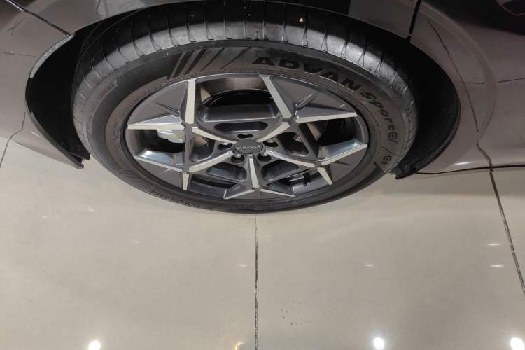 Used Lynk & Co Z10 2025 71 kWh 602 km Range Rear-Wheel Drive Pro Exterior 8