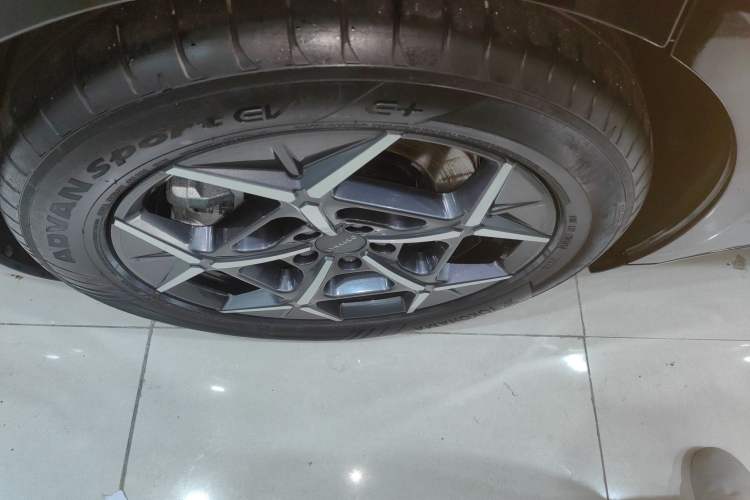 Used Lynk & Co Z10 2025 71 kWh 602 km Range Rear-Wheel Drive Pro Exterior 8