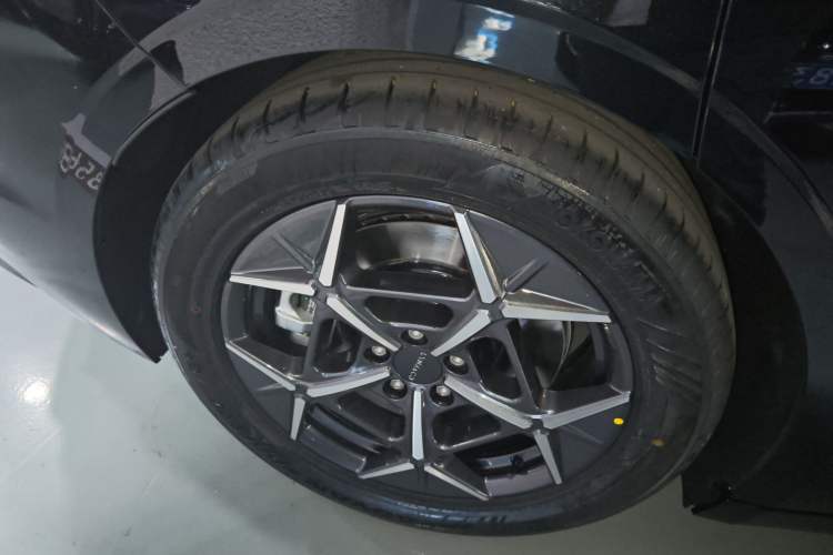 Used Lynk & Co Z10 2025 71 kWh 602 km Range Rear-Wheel Drive Pro Exterior 8