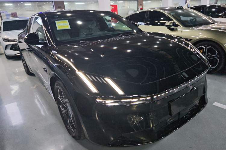 Used Lynk & Co Z10 2025 71 kWh 602 km Range Rear-Wheel Drive Pro Front Right 45 Deg