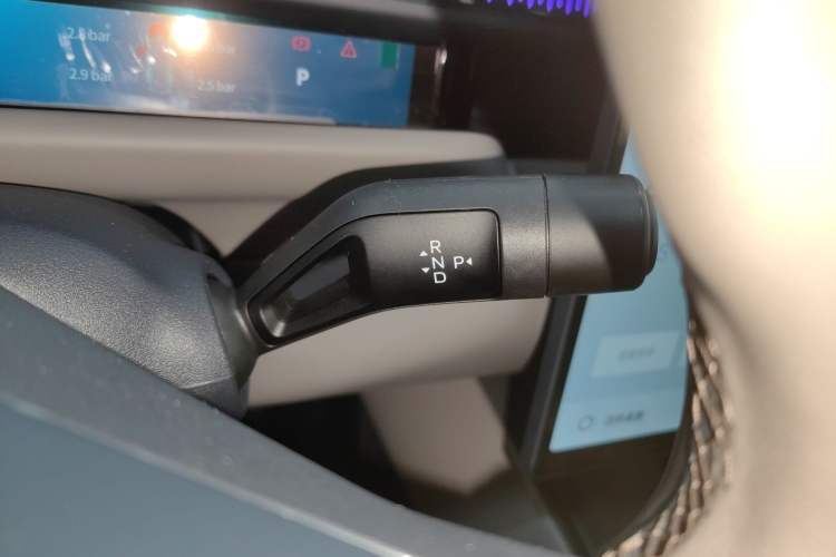 Used Lynk & Co Z10 2025 71 kWh 602 km Range Rear-Wheel Drive Pro Gear Lever
