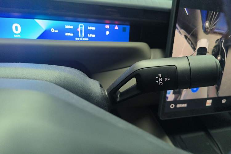 Used Lynk & Co Z10 2025 71 kWh 602 km Range Rear-Wheel Drive Pro Gear Lever