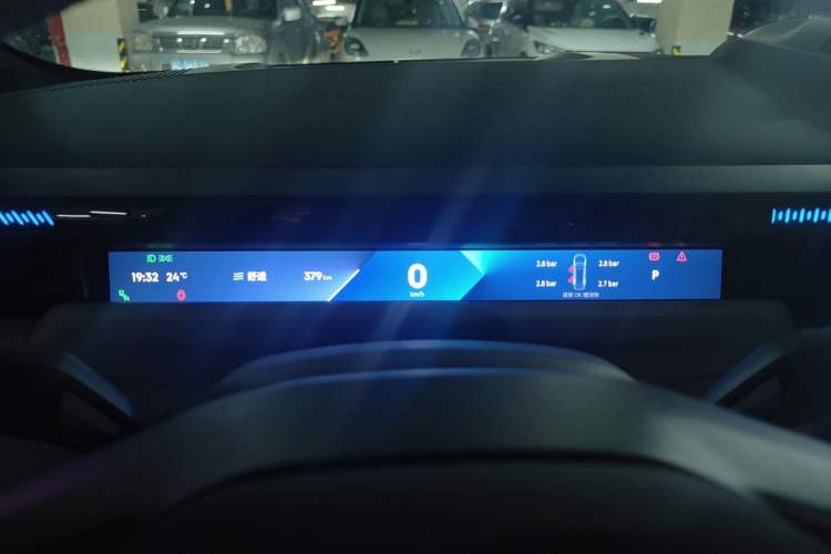 Used Lynk & Co Z10 2025 95 kWh 806 km Range Rear-Wheel Drive Advanced Driver-Assistance System Max Instrument Cluster