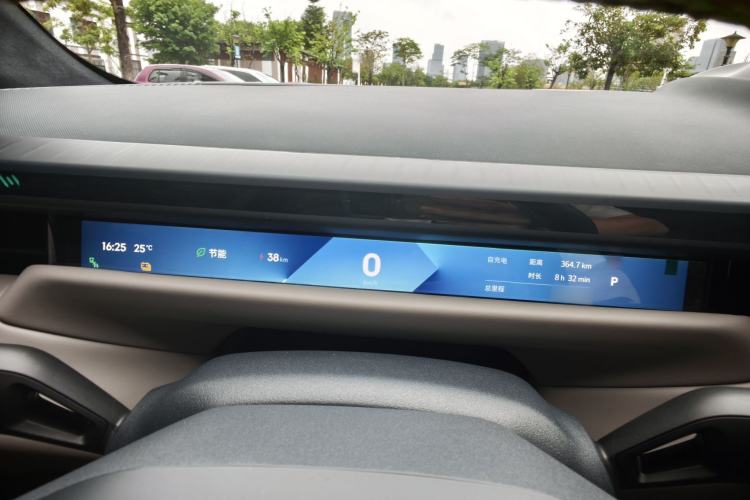 Used Lynk & Co Z10 2025 95 kWh 766 km Range Rear-Wheel Drive Max Instrument Cluster