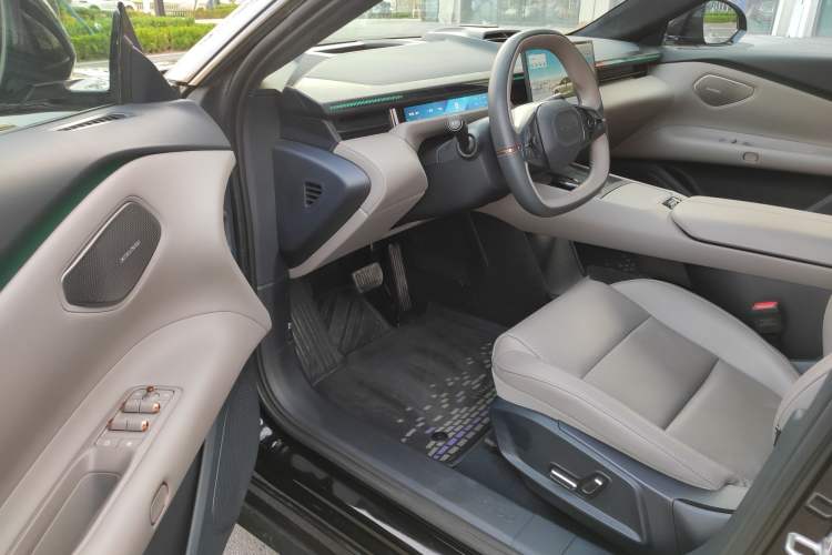 Used Lynk & Co Z10 2025 95 kWh 766 km Range Rear-Wheel Drive Max Interior 1