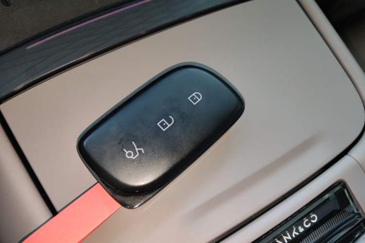 Used Lynk & Co Z10 2025 95 kWh 766 km Range Rear-Wheel Drive Max Interior 1