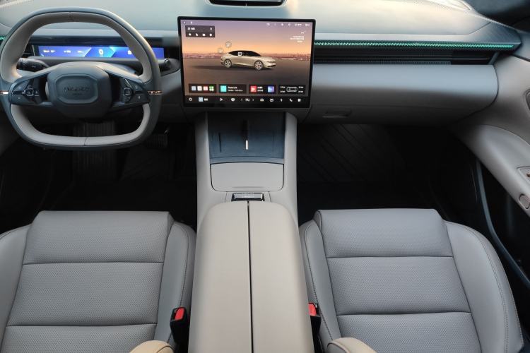 Used Lynk & Co Z10 2025 95 kWh 766 km Range Rear-Wheel Drive Max Interior 2