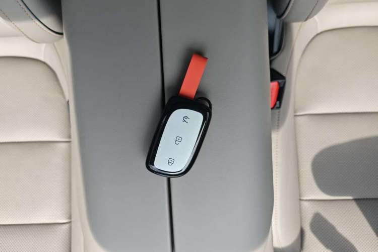 Used Lynk & Co Z10 2025 95 kWh 766 km Range Rear-Wheel Drive Max Interior 3