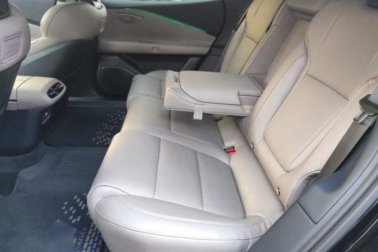 Used Lynk & Co Z10 2025 95 kWh 766 km Range Rear-Wheel Drive Max Interior 3